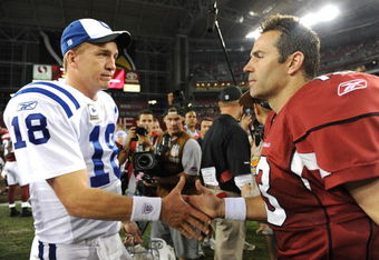 GLENDALE, AZ - SEPTEMBER 27:  (L-R) Peyton Manning #18 of the Indianapolis Colts shakes hands with Kurt Warner #13 of the Arizona Cardinals after the Colts defeated the Cardinals 31-10 during the game at University of Phoenix Stadium on September 27, 2009 in Glendale, Arizona. (Photo by Harry How/Getty Images)