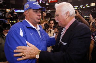 NEW ORLEANS - DECEMBER 21: Head coach Howard Schnellenberger (R) of the Florida Atlantic University Owls is congratulated by Head coach Tommy West of the Memphis University Tigers in the New Orleans Bowl on December 21, 2007 at the Louisiana Superdome in New Orleans, Louisiana. (Photo by Chris Graythen/Getty Images)