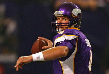 MINNEAPOLIS - SEPTEMBER 27: Brett Favre #4 of the Minnesota Vikings passes the ball against the San Francisco 49ers at the Hubert H. Humphrey Metrodome on September 27, 2009 in Minneapolis, Minnesota. The Vikings defeated the 49ers 27-24. (Photo by Jonathan Daniel/Getty Images)