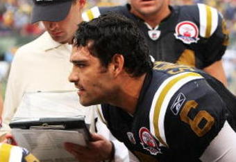 EAST RUTHERFORD, NJ - SEPTEMBER 27:  Mark Sanchez #6 of The New York Jets talks to his offense during the game against The Tennessee Titans during their game on September 27, 2009 at Giants Stadium in East Rutherford, New Jersey.  (Photo by Al Bello/Getty Images)