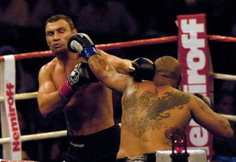 LOS ANGELES, CA - SEPTEMBER 26:  Vitali Klitschko exchanges punches against opponent Chris Arreola at the Stapeles Center on September 26, 2009 in Los Angeles, California.  (Photo by Jacob de Golish/Getty Images)
