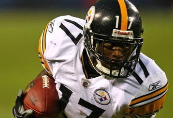 CHICAGO - SEPTEMBER 20: Mike Wallace #17 of the Pittsburgh Steelers runs after a catch against the Chicago Bears on September 20, 2009 at Soldier Field in Chicago, Illinois. The Bears defeated the Steelers 17-14. (Photo by Jonathan Daniel/Getty Images)
