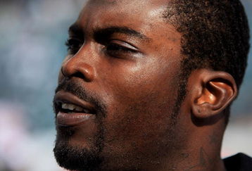 PHILADELPHIA - SEPTEMBER 27:  Quarterback Michael Vick #7 of the Philadelphia Eagles talks to the media after their game against the Kansas City Chiefs on September 27, 2009 at Lincoln Financial Field in Philadelphia, Pennsylvania.  (Photo by Travis Lindquist/Getty Images)