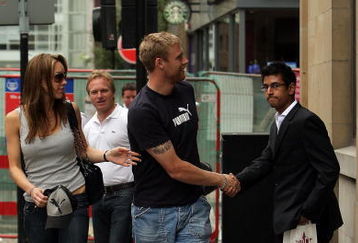 LONDON, ENGLAND - AUGUST 24:    Andrew Flintoff is congratulated by a fan as he walks with his wife Rachel after a press conference on August 24, 2009 in London, The England team yesterday regained the Ashes with a victory over Australia during day four of the npower 5th Ashes Test Match at the Brit Oval.  (Photo by Dan Kitwood/Getty Images)