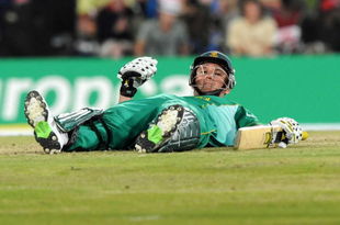 CENTURION, SOUTH AFRICA - SEPTEMBER 27: Graeme Smith of South Africa in action during The ICC Champions Trophy match between South Africa and England on September 27, 2009 at The Supersport Stadium in Centurion, South Africa.  (Photo by Lee Warren/Gallo Images/Getty Images)