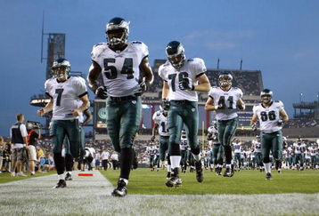 PHILADELPHIA - AUGUST 25:  Jeremiah Trotter #54 of the Philadelphia Eagles leads the team off the field in a game against the Pittsburgh Steelers August 25, 2006 at Lincoln Financial Field in Philadelphia, Pennsylvania. The Eagles defeated the Steelers 16 to 7.  (Photo by Len Redkoles/Getty Images)