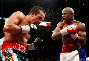 LAS VEGAS - SEPTEMBER 19:  Juan Manuel Marquez (L) and Floyd Mayweather Jr. battle in the ninth round of their fight at the MGM Grand Garden Arena September 19, 2009 in Las Vegas, Nevada. Mayweather won by unanimous decision.  (Photo by Ethan Miller/Getty Images)
