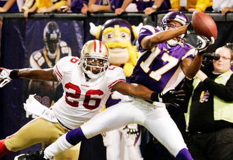 MINNEAPOLIS, MN - SEPTEMBER 27: Greg Lewis #17 of the Minnesota Vikings catches a 32-yard pass for a touchdown with two seconds on the clock against Mark Roman #26 of the San Francisco 49ers at Hubert H. Humphrey Metrodome on September 27, 2009 in Minneapolis, Minnesota. The Vikings defeated the 49ers 27-24. (Photo by Genevieve Ross/Getty Images)