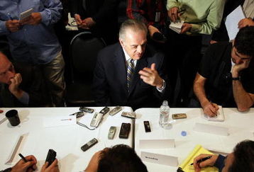 NEW YORK - MAY 13:  Team President Donnie Walsh (C) speaks to the media during a press conference to introduce the Knicks new head coach Mike D'Antoni (not shown) on May 13, 2008 at Madison Square Garden in New York City. NOTE TO USER: User expressly acknowledges and agrees that, by downloading and or using this Photograph, User is consenting to the terms and conditions of the Getty Images License Agreement. (Photo by Mike Stobe/Getty Images)