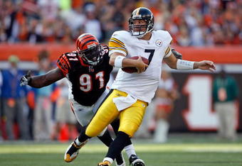 CINCINNATI - SEPTEMBER 27:  Ben Roethlisberger #7 of the Pittsburgh Steelers runs with the ball while defended by Robert Geathers #91 during the NFL game against the Cincinnati Bengals at Paul Brown Stadium on September 27, 2009 in Cincinnati, Ohio.  The Bengals 23-20.  (Photo by Andy Lyons/Getty Images)