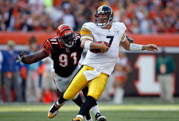 CINCINNATI - SEPTEMBER 27:  Ben Roethlisberger #7 of the Pittsburgh Steelers runs with the ball while defended by Robert Geathers #91 during the NFL game against the Cincinnati Bengals at Paul Brown Stadium on September 27, 2009 in Cincinnati, Ohio.  The Bengals 23-20.  (Photo by Andy Lyons/Getty Images)
