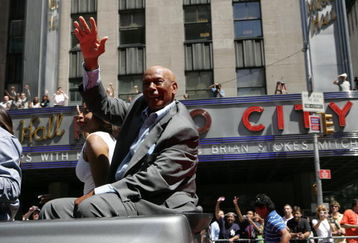 NEW YORK - JULY 15:  Ernie Banks waves to the fans during the MLB All-Star Game Red Carpet Parade on July 15, 2008 in New York City.  (Photo by Mike Stobe/Getty Images)