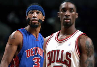 CHICAGO - JANUARY 3:  Richard Hamilton #32 of the Detroit Pistons stands on the court with Ben Gordon #7 of the Chicago Bulls during the game on January 3, 2005 at the United Center in Chicago, Illinois. The Pistons defeated the Bulls 87-80. NOTE TO USER: User expressly acknowledges and agrees that, by downloading and/or using this Photograph, User is consenting to the terms and conditions of the Getty Images License Agreement. (Photo by Jonathan Daniel/Getty Images)