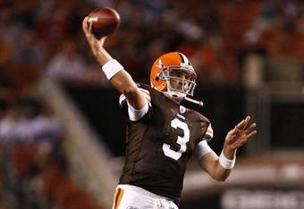 CLEVELAND - AUGUST 29:  Derek Anderson #3 of the Cleveland Browns passes to a receiver against the Tennessee Titans at Cleveland Browns Stadium on August 29, 2009 in Cleveland, Ohio.  (Photo by Matt Sullivan/Getty Images)
