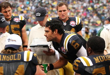 EAST RUTHERFORD, NJ - SEPTEMBER 27:  Mark Sanchez #6 of The New York Jets talks to his offense during the game against The Tennessee Titans during their game on September 27, 2009 at Giants Stadium in East Rutherford, New Jersey.  (Photo by Al Bello/Getty Images)