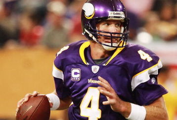 MINNEAPOLIS, MN - SEPTEMBER 27:  Quarterback Brett Favre #4 of the Minnesota Vikings prepares to throw the ball during the game against the San Francisco 49ers at Hubert H. Humphrey Metrodome on September 27, 2009 in Minneapolis, Minnesota. The Vikings defeated the 49ers 27-24. (Photo by Genevieve Ross/Getty Images) 