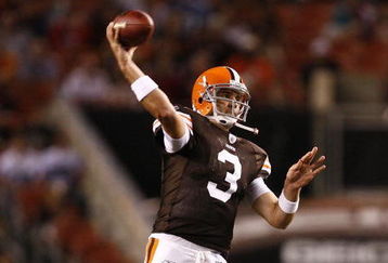 CLEVELAND - AUGUST 29:  Derek Anderson #3 of the Cleveland Browns passes to a receiver against the Tennessee Titans at Cleveland Browns Stadium on August 29, 2009 in Cleveland, Ohio.  (Photo by Matt Sullivan/Getty Images)