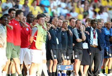 GOTHENBURG, SWEDEN - JUNE 26:  Manager of England Stuart Pearce (C) lines up with team members during the Penalty shoot out during the UEFA U21 European Championships Semi-Final match between England and Sweden at the Gamia Ullevi on June 26, 2009 in Gothenburg, Sweden.  (Photo by Phil Cole/Getty Images)