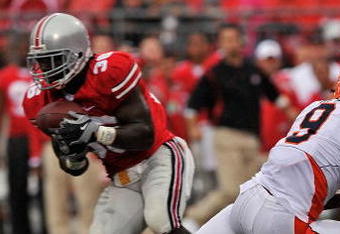 COLUMBUS, OH - SEPTEMBER 26:  Brian Rolle #36 of the Ohio State Buckeyes intercepts a pass in front of Arrelious Benn #9 of the Illinois Fighting Illini in the first quarter at Ohio Stadium on September 26, 2009 in Columbus, Ohio.  (Photo by Jamie Sabau/Getty Images)