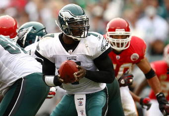 PHILADELPHIA - SEPTEMBER 27:  Michael Vick #7 of the Philadelphia Eagles looks to pass against the Kansas City Chiefs on September 27, 2009 at Lincoln Financial Field in Philadelphia, Pennsylvania.  (Photo by Chris McGrath/Getty Images)
