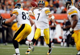 CINCINNATI - SEPTEMBER 27:  Ben Roethlisberger #7 of the Pittsburgh Steelers throws a pass during the NFL game against the Cincinnati Bengals at Paul Brown Stadium on September 27, 2009 in Cincinnati, Ohio.  (Photo by Andy Lyons/Getty Images)