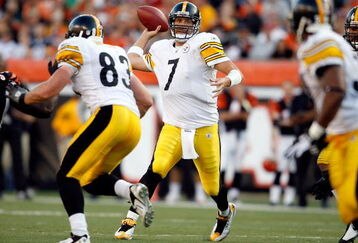 CINCINNATI - SEPTEMBER 27:  Ben Roethlisberger #7 of the Pittsburgh Steelers throws a pass during the NFL game against the Cincinnati Bengals at Paul Brown Stadium on September 27, 2009 in Cincinnati, Ohio.  (Photo by Andy Lyons/Getty Images)
