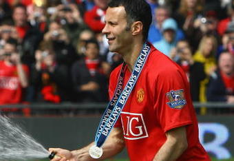 MANCHESTER, ENGLAND - MAY 16:  Ryan Giggs of Manchester United celebrates winning the Barclays Premier League trophy after the Barclays Premier League match between Manchester United and Arsenal at Old Trafford on May 16, 2009 in Manchester, England.  (Photo by Alex Livesey/Getty Images)
