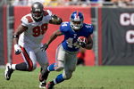 TAMPA, FL - SEPTEMBER 27:  Running back Ahmad Bradshaw #44 of the New York Giants runs the ball as defender Ryan Sims #98 of the Tampa Bay Buccaneers pursues him during the game at Raymond James Stadium on September 27, 2009 in Tampa, Florida.  (Photo by J. Meric/Getty Images)