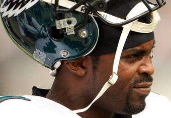 PHILADELPHIA - SEPTEMBER 27:  Quarterback Michael Vick #7 of the Philadelphia Eagles warms up before taking on the Kansas City Chiefs during their game on September 27, 2009 at Lincoln Financial Field in Philadelphia, Pennsylvania.  (Photo by Travis Lindquist/Getty Images)