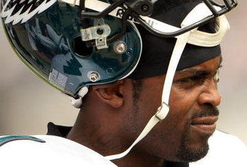 PHILADELPHIA - SEPTEMBER 27:  Quarterback Michael Vick #7 of the Philadelphia Eagles warms up before taking on the Kansas City Chiefs during their game on September 27, 2009 at Lincoln Financial Field in Philadelphia, Pennsylvania.  (Photo by Travis Lindquist/Getty Images)