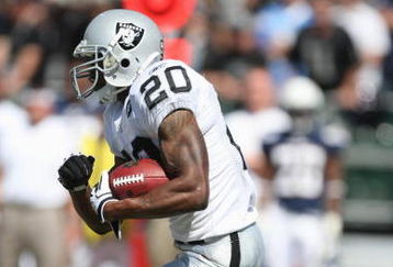 OAKLAND, CA - SEPTEMBER 28:  Darren McFadden #20 of the Oakland Raiders carries the ball during the game against the San Diego Chargers on September 28, 2008 at Oakland Coliseum in Oakland, California. (Photo by Jed Jacobsohn/Getty Images)