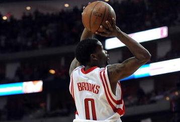 HOUSTON - MAY 10:  Guard Aaron Brooks #0 of the Houston Rockets makes a shot against Jordan Farmar #5 of the Los Angeles Lakers at the end of the third quarter in Game Four of the Western Conference Semifinals during the 2009 NBA Playoffs at Toyota Center on May 10, 2009 in Houston, Texas. NOTE TO USER: User expressly acknowledges and agrees that, by downloading and or using this photograph, User is consenting to the terms and conditions of the Getty Images License Agreement.  (Photo by Ronald Martinez/Getty Images)
