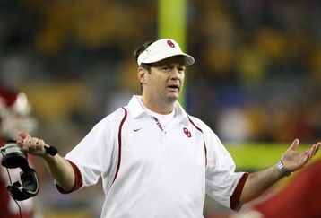 GLENDALE, AZ - JANUARY 02:  Head coach Bob Stoops of the Oklahoma Sooners reacts in the second half against the West Virginia Mountaineers at the Tostito's Fiesta Bowl at University of Phoenix Stadium January 2, 2008 in Glendale, Arizona.  (Photo by Jed Jacobsohn/Getty Images)