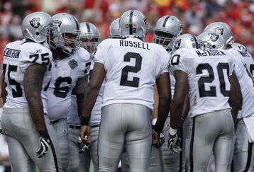 KANSAS CITY, MO - SEPTEMBER 20:  JaMarcus Russell #2 of the Oakland Raiders huddles with the offense during the game against the Kansas City Chiefs at Arrowhead Stadium on September 20, 2009 in Kansas City, Missouri. (Photo by Jamie Squire/Getty Images)