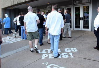 PITTSBURGH - MAY 21: Penguin fans arrive for the game between the Carolina Hurricanes and the Pittsburgh Penguins prior to Game Two of the Eastern Conference Championship Round of the 2009 Stanley Cup Playoffs at Mellon Arena on May 21, 2009 in Pittsburgh, Pennsylvania. (Photo by Bruce Bennett/Getty Images)