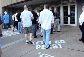 PITTSBURGH - MAY 21: Penguin fans arrive for the game between the Carolina Hurricanes and the Pittsburgh Penguins prior to Game Two of the Eastern Conference Championship Round of the 2009 Stanley Cup Playoffs at Mellon Arena on May 21, 2009 in Pittsburgh, Pennsylvania. (Photo by Bruce Bennett/Getty Images)