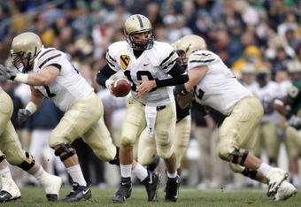 SOUTH BEND, IN - NOVEMBER 18: Carson Williams #10 of the Army Black Knights moves back to hand off the ball during the game against the Notre Dame Fighting Irish at Notre Dame Stadium on November 18, 2006 in South Bend, Indiana.  The Fighting Iris beat the Black Knights 41-9.   (Photo by Dilip Vishwanat/Getty Images) 