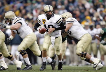 SOUTH BEND, IN - NOVEMBER 18: Carson Williams #10 of the Army Black Knights moves back to hand off the ball during the game against the Notre Dame Fighting Irish at Notre Dame Stadium on November 18, 2006 in South Bend, Indiana.  The Fighting Iris beat the Black Knights 41-9.   (Photo by Dilip Vishwanat/Getty Images) 