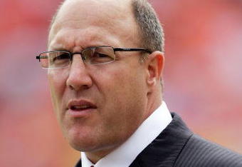 KANSAS CITY, MO - SEPTEMBER 20:  General Manager Scott Pioli of the Kansas City Chiefs walks the sidelines prior to the start of the game against the Kansas City Chiefs at Arrowhead Stadium on September 20, 2009 in Kansas City, Missouri.  (Photo by Jamie Squire/Getty Images)