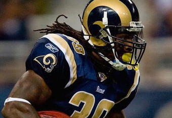 ST. LOUIS, MO - SEPTEMBER 27:  Steven Jackson #39 of the St. Louis Rams carries the ball against the Green Bay Packers during the game at the Edward Jones Dome on September 27, 2009 in St. Louis, Missouri.  (Photo by Dilip Vishwanat/Getty Images)