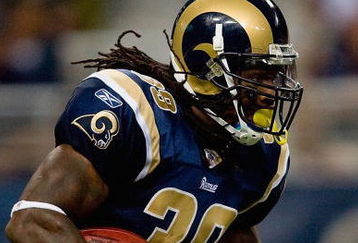 ST. LOUIS, MO - SEPTEMBER 27:  Steven Jackson #39 of the St. Louis Rams carries the ball against the Green Bay Packers during the game at the Edward Jones Dome on September 27, 2009 in St. Louis, Missouri.  (Photo by Dilip Vishwanat/Getty Images)