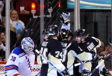 PITTSBURGH - OCTOBER 2:  The Pittsburgh Penguins celebrate a goal by Sidney Crosby #87 of the Penguins in front of goaltender Henrik Lundqvist #30 of the New York Rangers on October 2, 2009 at Mellon Arena in Pittsburgh, Pennsylvania.  (Photo by Jamie Sabau/Getty Images)