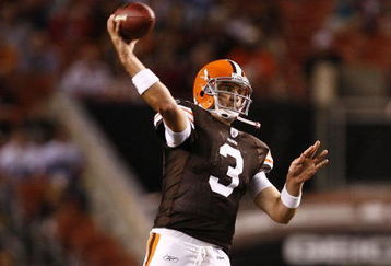 CLEVELAND - AUGUST 29:  Derek Anderson #3 of the Cleveland Browns passes to a receiver against the Tennessee Titans at Cleveland Browns Stadium on August 29, 2009 in Cleveland, Ohio.  (Photo by Matt Sullivan/Getty Images)