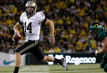 EUGENE, OR - SEPTEMBER 12:  Quarterback Joey Elliott #14 of the Purdue Boilermakers runs the ball against the Oregon Ducks at Autzen Stadium on September 12, 2009 in Eugene, Oregon.  (Photo by Jonathan Ferrey/Getty Images)