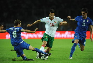 TURIN, ITALY - SEPTEMBER 09:  Claudio Marchisio (R) of Italy battles for the ball with Veselin Minev of Bulgaria during the FIFA 2010 World Cup Qualifying Group 8 match between Italy and Bulgaria at Olimpico Stadium on September 9, 2009 in Turin, Italy.  (Photo by Valerio Pennicino/Getty Images)