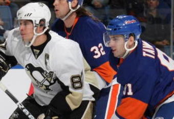 UNIONDALE, NY - OCTOBER 03: Playing in his first NHL game, John Tavares #91 of the New York Islanders skates against Sidney Crosby #87 of the Pittsburgh Penguins at the Nassau Coliseum on October 3, 2009 in Uniondale, New York. (Photo by Bruce Bennett/Getty Images)