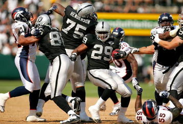 OAKLAND, CA - SEPTEMBER 27:  Michael Bush #29 of the Oakland Raiders runs with the ball during their game against the Denver Broncos at the Oakland-Alameda County Coliseum on September 27, 2009 in Oakland, California.  (Photo by Ezra Shaw/Getty Images)