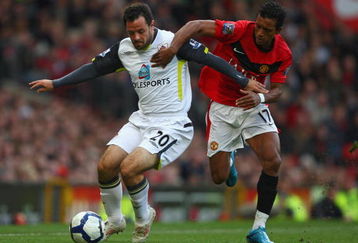 MANCHESTER, ENGLAND - OCTOBER 03:  Andy Reid of Sunderland battles for the ball with Nani of Manchester United during the Barclays Premier League match between Manchester United and Sunderland at Old Trafford on October 3, 2009 in Manchester, England.  (Photo by Clive Brunskill/Getty Images)