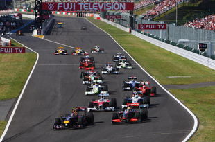 SUZUKA, JAPAN - OCTOBER 04:  Sebastian Vettel of Germany and Red Bull Racing leads the field at the start of the Japanese Formula One Grand Prix at Suzuka Circuit on October 4, 2009 in Suzuka, Japan.  (Photo by Mark Thompson/Getty Images)
