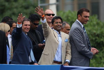 CAPE TOWN, SOUTH AFRICA - APRIL 16:  Lalit Modi (C), the Chairman of the IPL, and former captain of India Ravi Shastri (R) take part in the parade through the centre of Cape Town April 16, 2009 in Cape Town, South Africa.  (Photo by Tom Shaw/Getty Images)